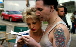 Asia Argento e Marilyn Manson in una pausa di lavorazione di Ingannevole è il cuore più di ogni cosa