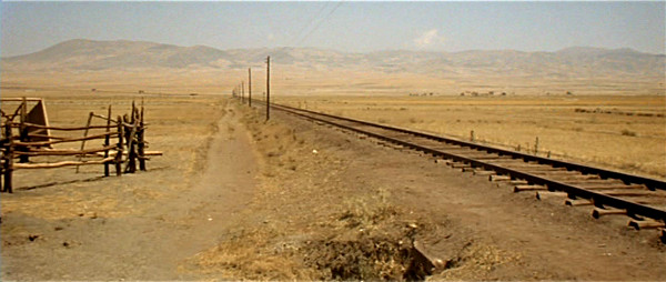 Campo lunghissimo della ferrovia di C'era una volta il west