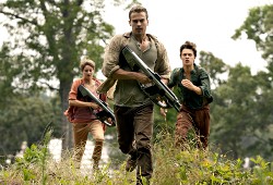 Theo James precede Shailene Woodley e Ansel Elgort in una scena di Insurgent