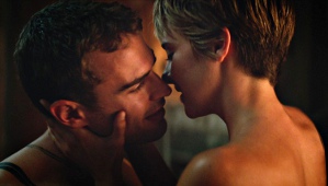 Theo James e Shailene Woodley in una scena di Insurgent