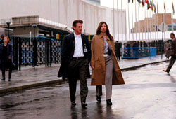 Sean Penn e Catherine Keener in The Interpreter