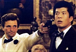 Peter Falk e Richard Narita in Invito a cena con delitto