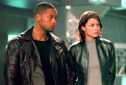 Will Smith e Bridget Moynahan in Io, robot