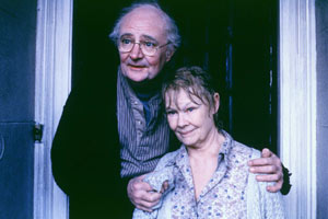 Jim Broadbent e Judi Dench in Iris - Un amore vero