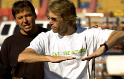 Il regista Michael Bay spiega un'inquadratura a uno stunt-man