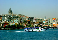 Una veduta di Istanbul in Crossing the Bridge