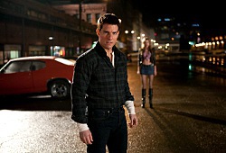 Tom Cruise con Alexia Fast sullo sfondo in una scena di Jack Reacher