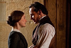 Mia Wasikowska e Michael Fassbender in Jane Eyre