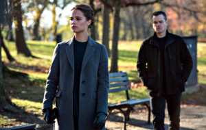 Alicia Vikander e Matt Damon in Jason Bourne