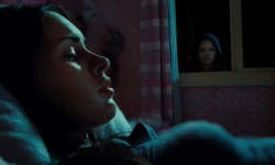 Megan Fox con Amanda Seyfried sullo sfondo in una scena di Jennier's Body