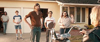 Lukas Haas, Eddie Hassell, Ashton Kutcher, Nelson Franklin, Josh Gad e Ron Eldard (di spalle)