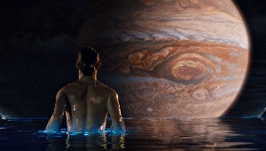 Eddie Redmayne in una scena di Jupiter - Il destino dell'Universo