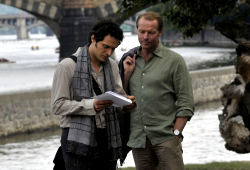 Claudio Santamaria e Iain Glen in Il caso dell'infedele Klara