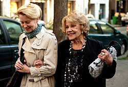 Laine Mägi e Jeanne Moreau in A Lady in Paris