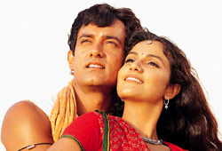 Aamir Khan e Gracy Singh in una scena di Lagaan