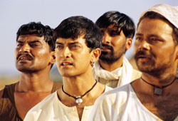 Aamir Khan in una scena di Lagaan