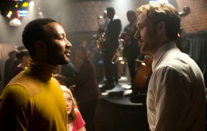 John Legend e Ryan Gosling sotto lo sguardo di Emma Stone in una scena di La La Land