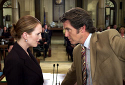 Julianne Moore e Pierce Brosnan in Laws of Attraction - Matrimonio in appello