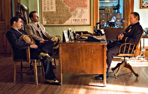 Chris Messina, Ben Affleck e Chris Cooper in una scena di La legge della notte