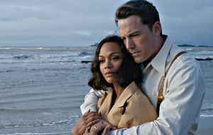 Zoe Saldana e Ben Affleck in La legge della notte