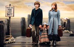 Liam Aiken e Emily Browning con una delle due gemelline Hoffman