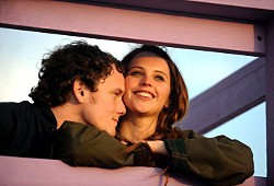 Anton Yelchin e Felicity Jones in Like Crazy