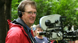 Il regista Mike Newell sul set di Mona Lisa Smile