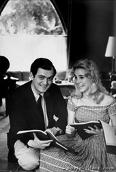 Il regista Stanley Kubrick con Sue Lyon durante una pausa delle riprese