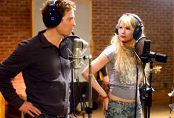 Hugh Grant e Haley Bennett in Scrivimi una canzone