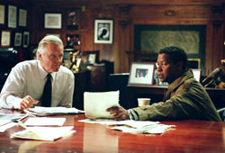 Jon Voight e Denzel Washington in The Manchurian Candidate