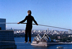 Philippe Petit in una scena di Man on Wire