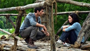 Dylan O'Brien e Kaya Scodelario in Maze Runner - Il labirinto