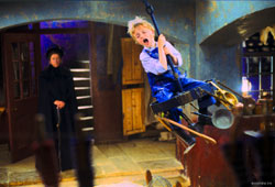 Emma Thompson e Sam Honywood in una scena di Nanny McPhee - Tata Matilda