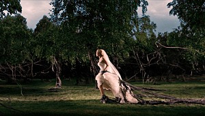Kirsten Dunst in una scena di Melancholia