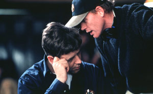 Russell Crowe e il regista Ron Howard sul set di A Beautiful Mind