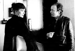 Catherine Deneuve con il regista Tony Scott sul set di Miriam si sveglia a mezzanotte