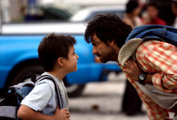 Adrian Alonso e Eugenio Derbez in La misma luna