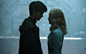 Asa Butterfield ed Ella Purnell in Miss Peregrine – La casa dei ragazzi speciali