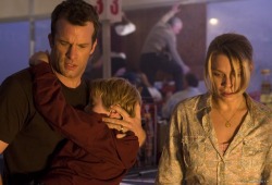 Thomas Jane, Nathan Gamble e Laurie Holden in The Mist