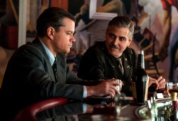 Matt Damon e George Clooney in Monuments Men