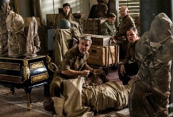 Matt Damon e George Clooney con Hugh Bonnebille, John Goodman e Bob Balaban sullo sfondo in Monuments Men