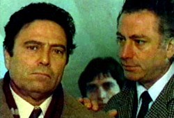 Raf Vallone e Frank Wolff con Gabriele Tinti sullo sfondo in una scena di La morte risale a ieri sera