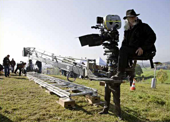 I movimenti di macchina: Il direttore della fotografia Robert Richardson si prepara a girare un'inquadratura su un dolly durante le riprese di Bastardi senza gloria