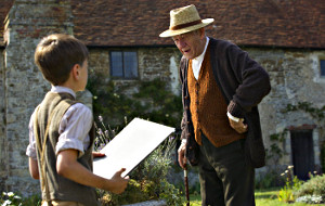 Milo Parker e Ian McKellen in una scena di Mr. Holmes