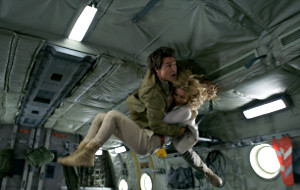 Tom Cruise e Annabelle Wallis in una scena di La mummia