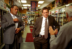 Laurence Fishburne e Kevin Bacon con Eli Wallach di spalle in Mystic River