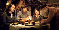 Anna Popplewell, William Moseley e Georgie Henley in una scena di Le cronache di Narnia: Il leone, la strega e l'armadio