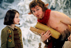Georgie Henley e James McAvoy in Le cronache di Narnia: Il leone, la strega e l'armadio