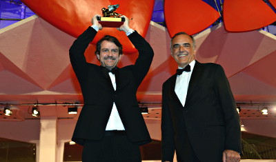 Il regista di Ti guardo Lorenzo Vigas con il direttore artistico della Mostra internazionale d'arte cinematografica di Venezia Alberto Barbera