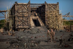 Logan Lerman e Russell Crowe ai piedi dell'arca in Noah